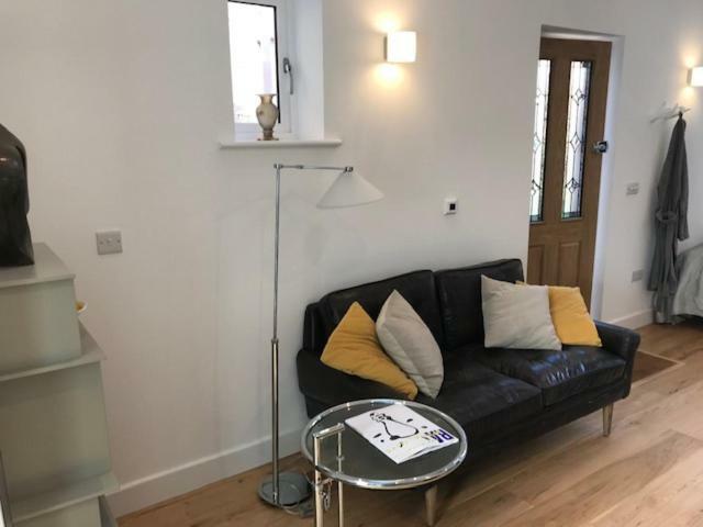 The Coach House 75 Epsom Road Apartment Guildford Luaran gambar
